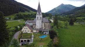 Pool, Pokale, Sauna, Billard, Kirche u. viel Natur